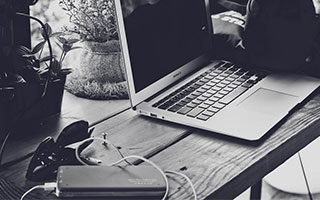 特拉布宗体育创意视频：奥纳纳加盟后将手机壁纸换成新东家