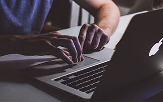 任航争顶肘击，马宁判给玉昆点球，恩里克主罚中柱弹出